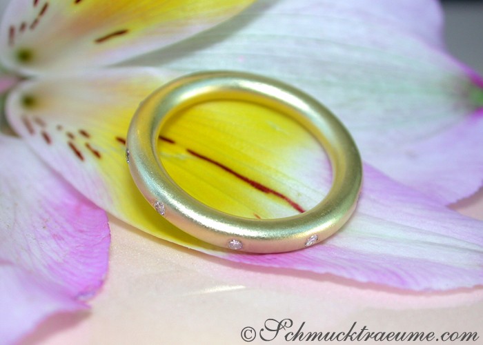 Goldener Brillanten-Ring mit Sternenhimmel-Design auf Blüte
