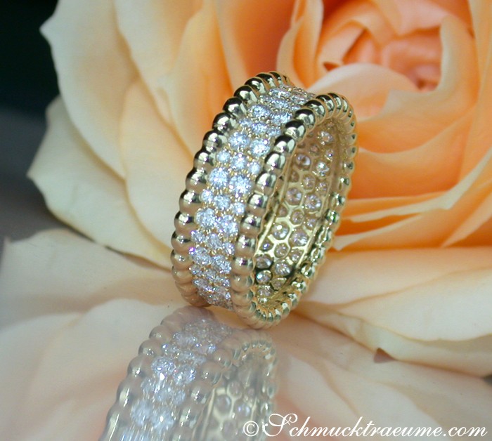 Gelbgold 750 Ring mit Diamanten auf Rosenblüte