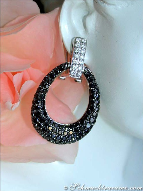 Schwarze Diamant-Ohrgehänge mit weißgoldener Verarbeitung, Detailaufnahme