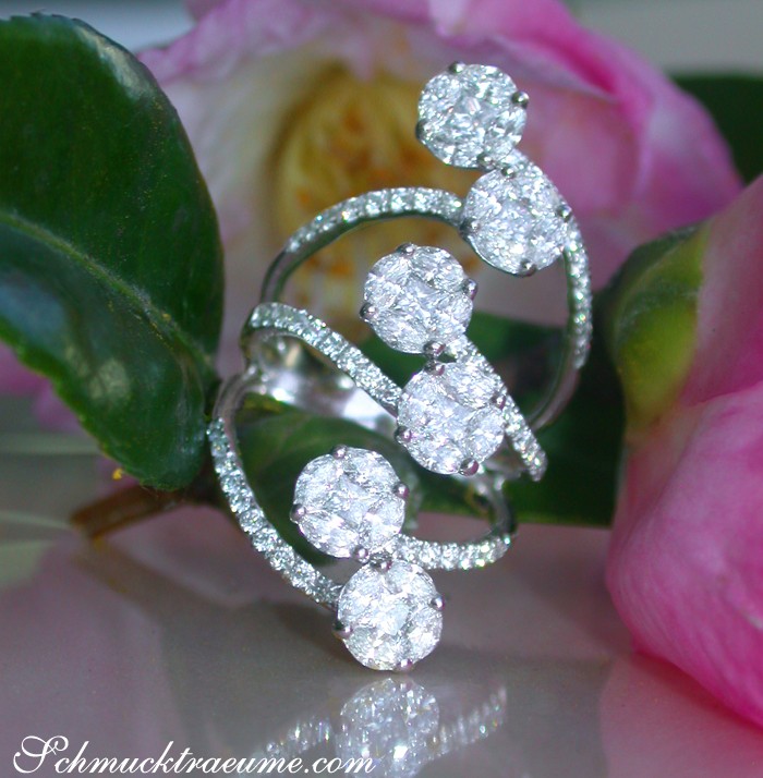 Weißgold 750 Ring mit Marquise Diamanten auf Blüte