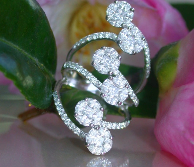 Weißgold 750 Ring mit Marquise Diamanten auf Blüte Weißgold 750 Ring mit Marquise Diamanten auf Blüte