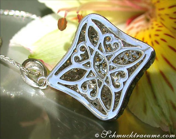 Schmuck mit naturbraunen Brillanten in weißgoldener Fassung, perspektivisch, Detailansicht