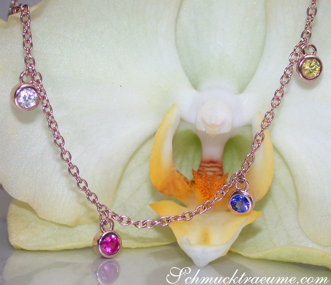 Zarte Multicolor Saphirkette in Roségold, detailreich, vor Orchidee Zarte Multicolor Saphirkette in Roségold, detailreich, vor Orchidee