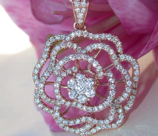 Rosen-Design-Anhänger aus Roségold mit 1.740 Karat Diamanten