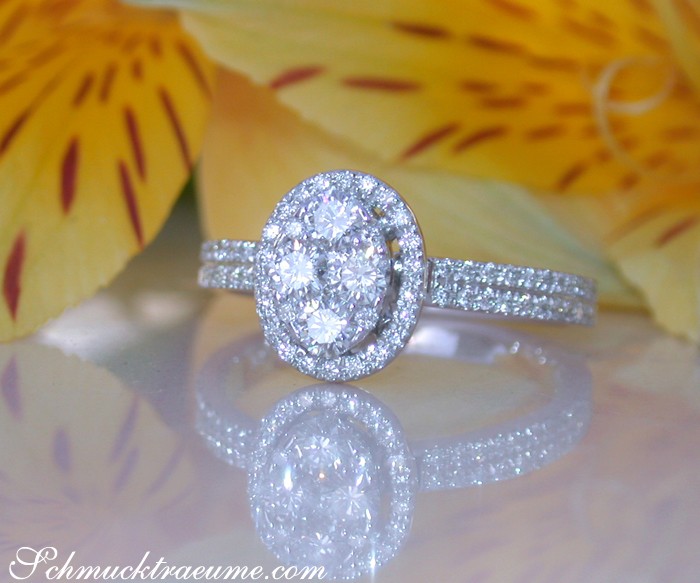 Weißgoldring mit ovalen Diamanten und Halo-Design, Detailaufnahme