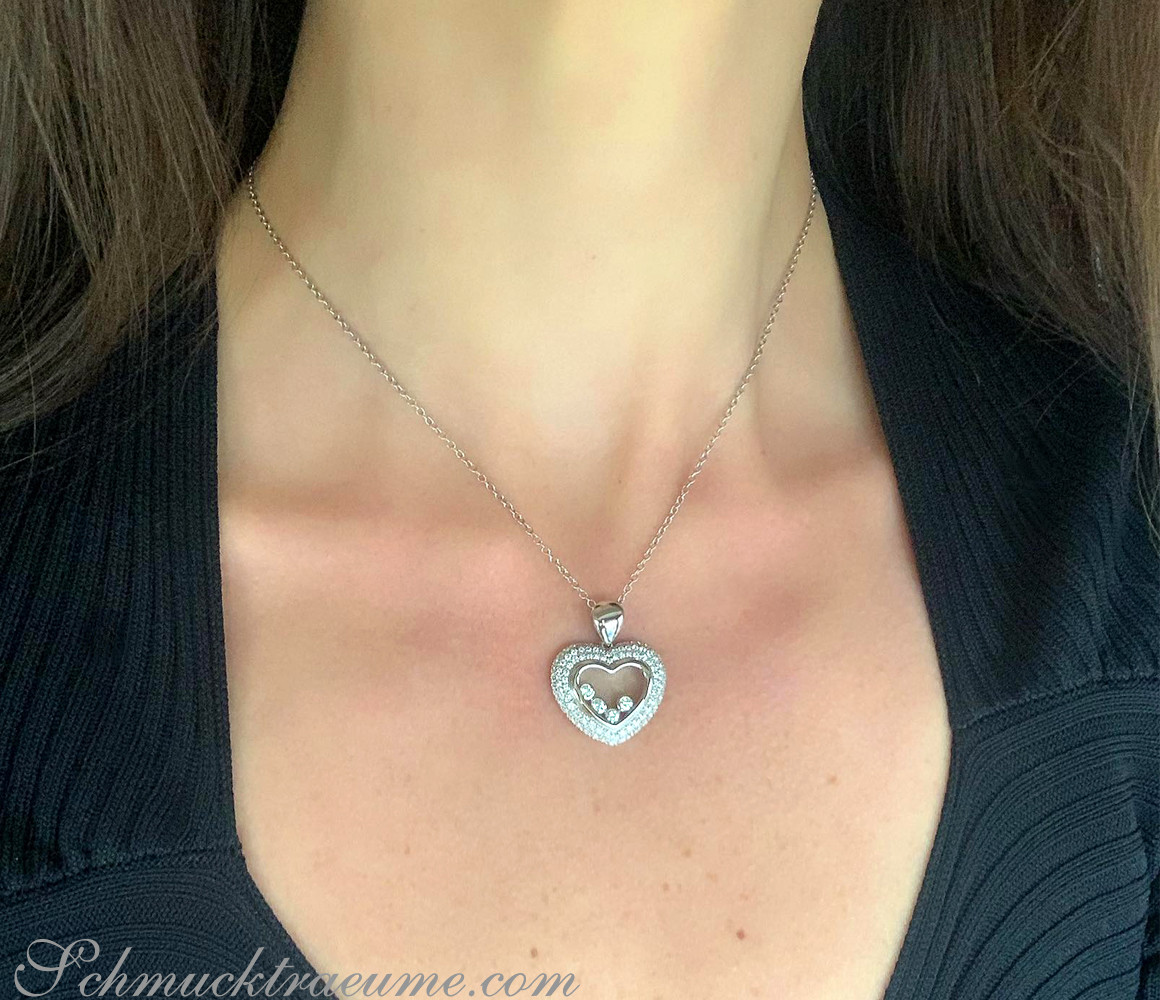 Herzanhänger mit Brillanten in Weißgold 750, Detailaufnahme, getragen auf Hals.