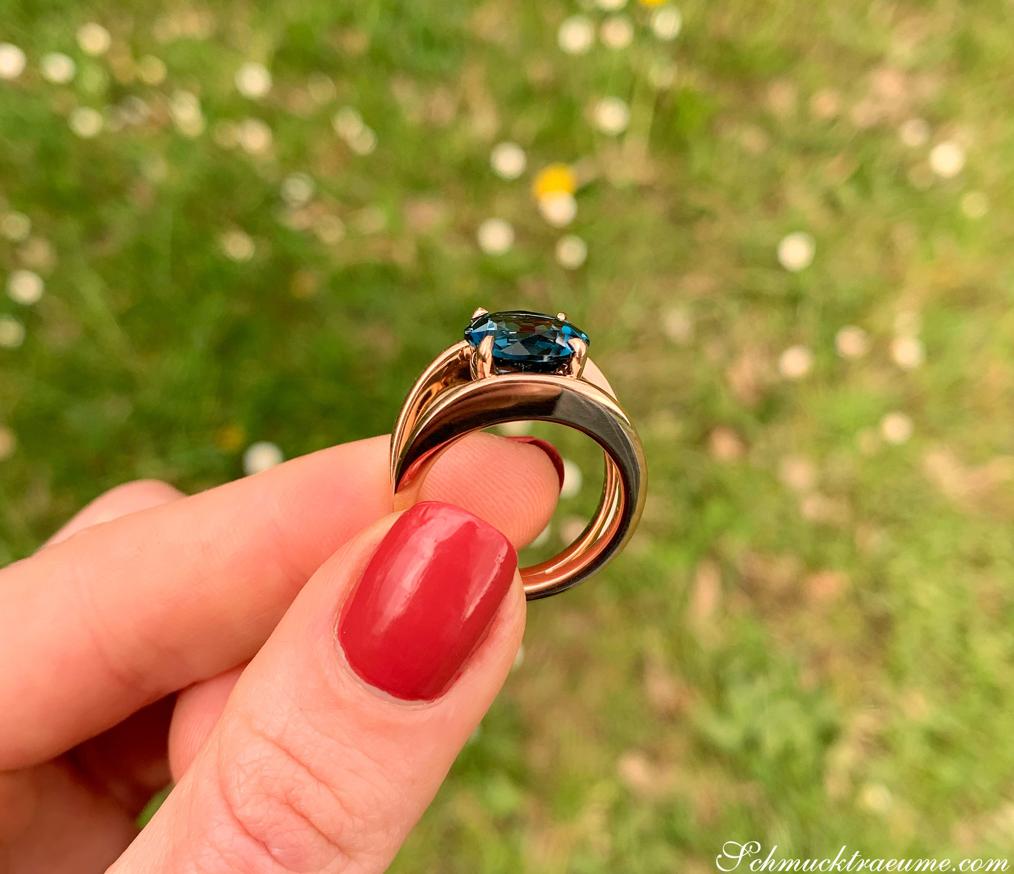 Blautopas-Ring in Roségold, Detailaufnahme im Freien