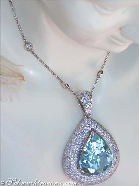 Opulenter Aquamarin-Tropfen-Anhänger in Weißgold, detailreich, am Hals getragen