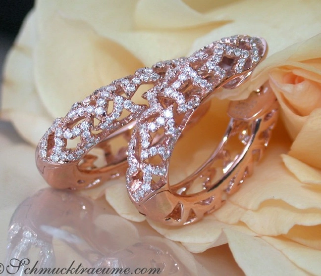 Ovale Diamanten Creolen im Stern Design auf Rosenblüte Ovale Diamanten Creolen im Stern Design auf Rosenblüte