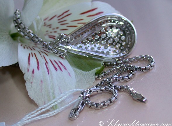 Prächtiges Brillanten-Tropfen-Collier mit Kette, Detailaufnahme, Blüte im Hintergrund