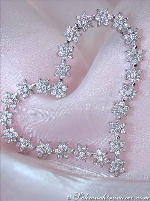 Glitzernder Diamant-Anhänger im Herz-Design auf zarter Seide