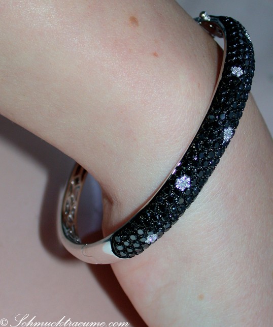 Schwarzer Diamant-Armreif mit 4.450 Karat in Weißgold 585, Detailaufnahme, getragen.