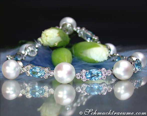 Schönes Süßwasserperlen-Armband mit Blautopasen und Brillanten, detailreich, getragen am Model