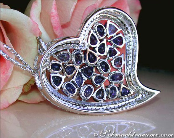 Herz-Anhänger aus Weißgold mit Ceylon Saphir und Brillanten, Detailaufnahme.