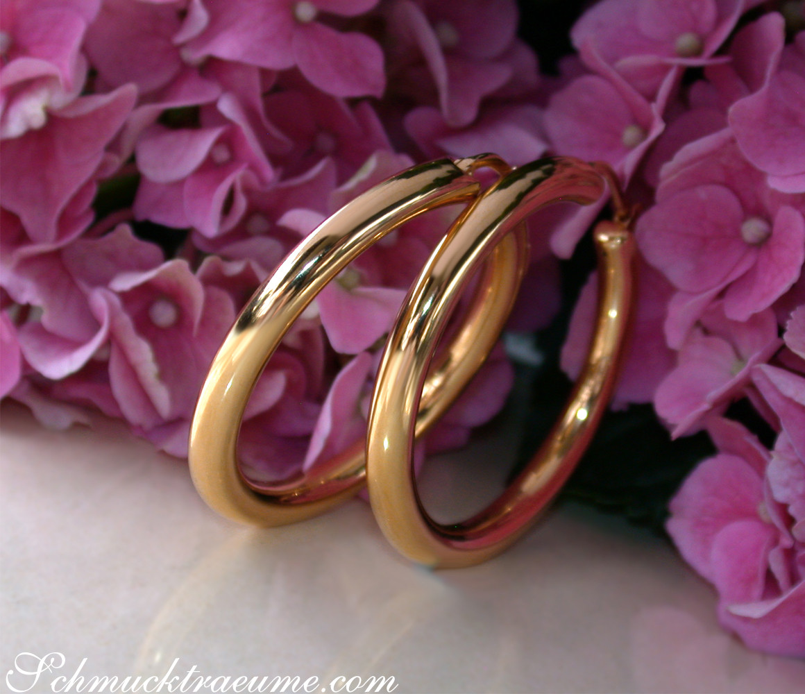 Gold Pur Creolen in Gelbgold 585, 40 mm, auf rosa Hortensienblüten liegend