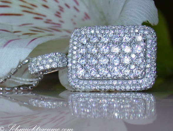 Prachtvoller Brillanten-Anhänger mit 3,01 ct. in Weißgold 750, detailreich verarbeitet, vor Blüte präsentiert