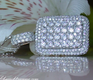 Prachtvoller Brillanten-Anhänger mit 3,01 ct. in Weißgold 750, detailreich verarbeitet, vor Blüte präsentiert