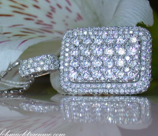 Prachtvoller Brillanten-Anhänger mit 3,01 ct. in Weißgold 750, detailreich verarbeitet, vor Blüte präsentiert Prachtvoller Brillanten-Anhänger mit 3,01 ct. in Weißgold 750, detailreich verarbeitet, vor Blüte präsentiert