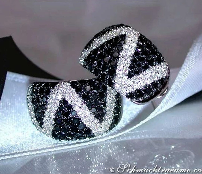 Stattliche schwarze Diamanten Ohrringe im Zick-Zack-Design - Image 1 Stattliche schwarze Diamanten Ohrringe im Zick-Zack-Design - Image 1