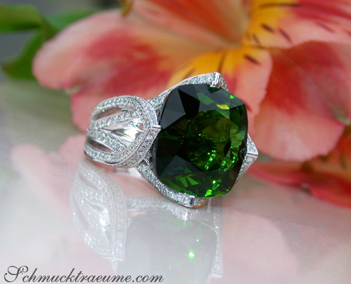 Turmalin-Ring mit Brillanten auf Blume, raffinierte Verarbeitung