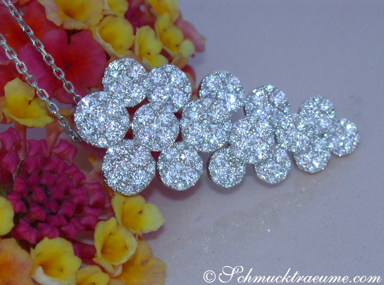 Erlesener Brillanten-Anhänger im Trauben-Design aus Weißgold 750