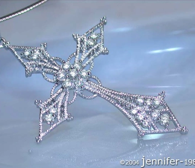 Silberner Kreuzanhänger mit Diamanten, filigran verziert, detailreich Silberner Kreuzanhänger mit Diamanten, filigran verziert, detailreich