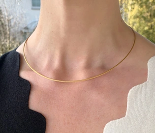 Gelbgold 750: Fließender Halsreif mit feinen Goldfäden