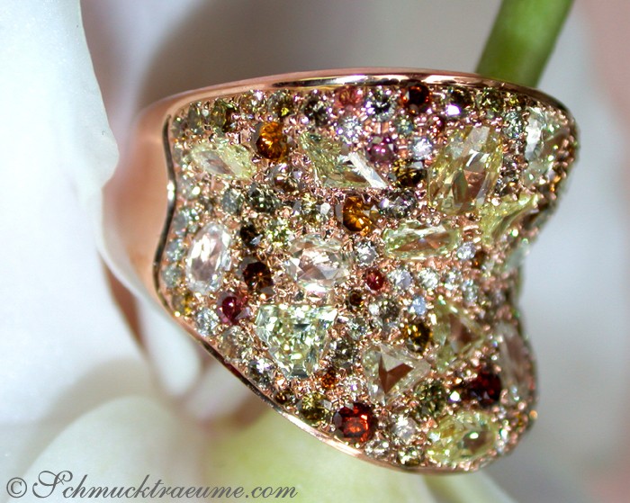 Detailansicht: Diamantring mit Naturtonen in warmem Roségold, extravagant, detailreich