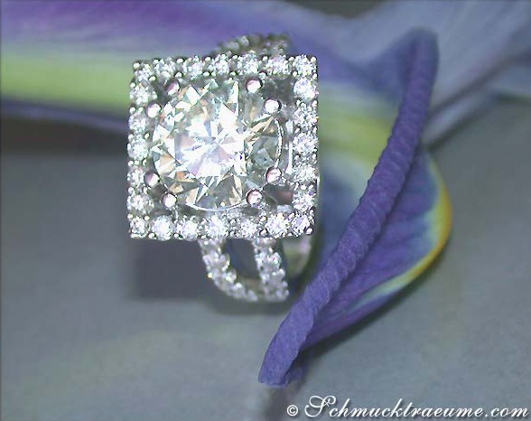 Weiße Diamant-Ringdetail mit funkelndem Solitär und Halo, blauer Hintergrund