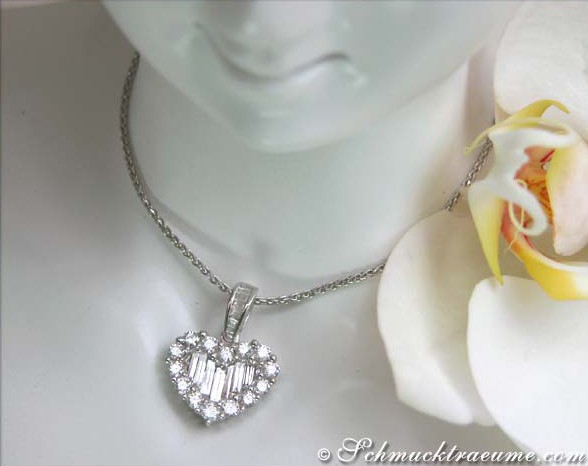 Detail des Diamantenherz-Anhängers in Weißgold, umgeben von Orchideenblüte