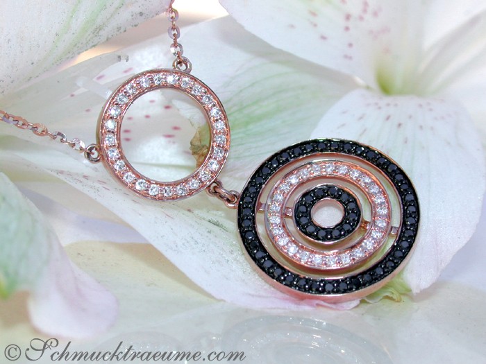 Schwarze Diamant-Halskette mit Roségold, Detailaufnahme, elegant auf Blüte präsentiert