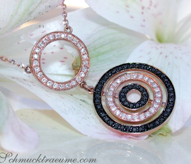 Schwarze Diamant-Halskette mit Roségold, Detailaufnahme, elegant auf Blüte präsentiert Schwarze Diamant-Halskette mit Roségold, Detailaufnahme, elegant auf Blüte präsentiert
