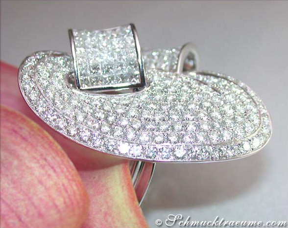 Weißgold-Ring mit Princess-Diamanten (6,16 ct.), Detailaufnahme, glänzende Facetten, hochwertige Verarbeitung.