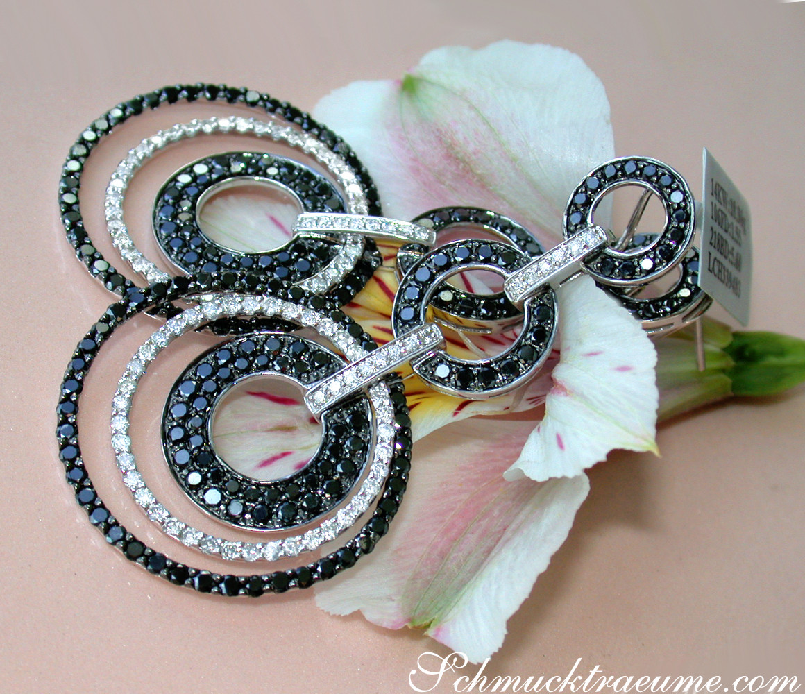 Detailansicht von schwarzen und weißen Diamant-Ohrringen in Weißgold 585