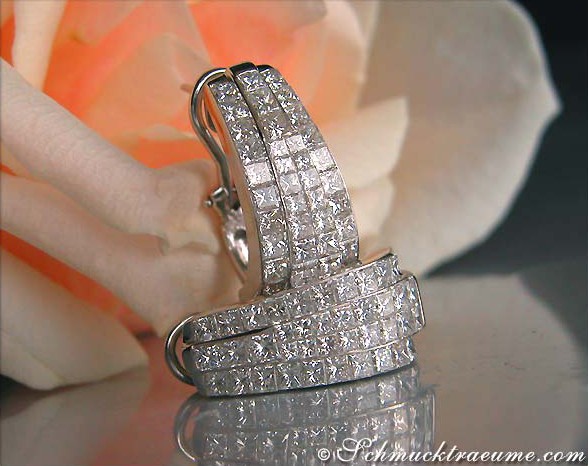 Prinzessdiamanten-Halbcreolen aus Weißgold, getragen vor Rosenblüte