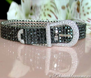 Schwarz-diamantenes Armband im Gürtel-Stil auf glänzender Oberfläche