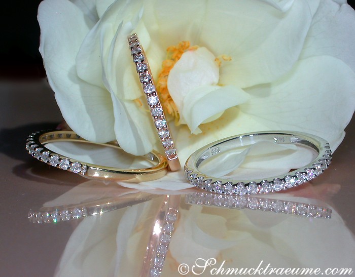 Weiße Diamant-Ringe auf Blume, Detailaufnahme, zarte Struktur, Schmuckpräsentation