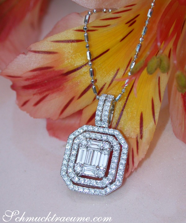 Erlesener Brillanten-Anhänger im Octagon-Design mit Baguette-Diamanten getragen
