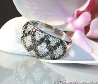 Schwarzer Diamant-Ring mit Rautenmuster, weißgold, auf Orchidee, Detailaufnahme