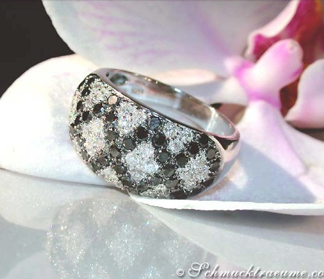 Schwarzer Diamant-Ring mit Rautenmuster, weißgold, auf Orchidee, Detailaufnahme Schwarzer Diamant-Ring mit Rautenmuster, weißgold, auf Orchidee, Detailaufnahme