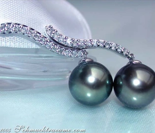 Tahitiperlen-Ohrringe mit Brillanten auf weißem Stoff, elegante Linien und Perlendurchmesser 10-11 mm.
