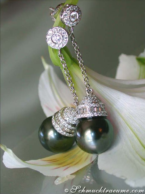 Detail der luxuriösen Tahitiperlen Ohrgehänge mit Brillanten, prachtvolle Verarbeitung in Weißgold 750