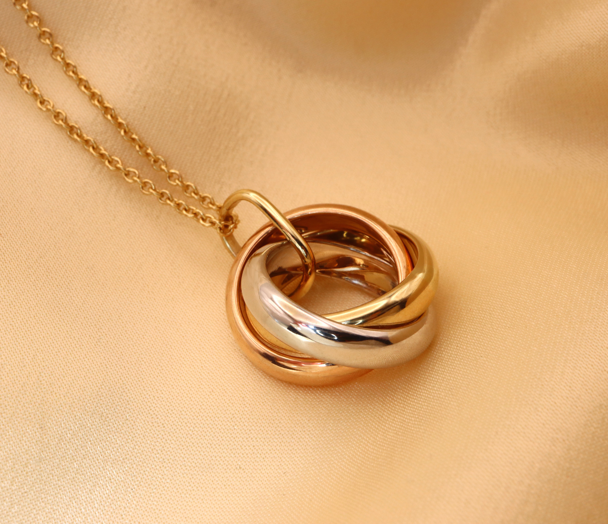 Gold Pur: Verschlungener Anhänger "Tricolor" in Gelb-, Rosé- und Weißgold 585 auf Kette.
