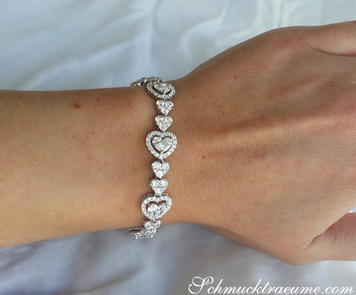 Armband mit Herzen aus Diamanten in Weißgold, Detailaufnahme auf Hand