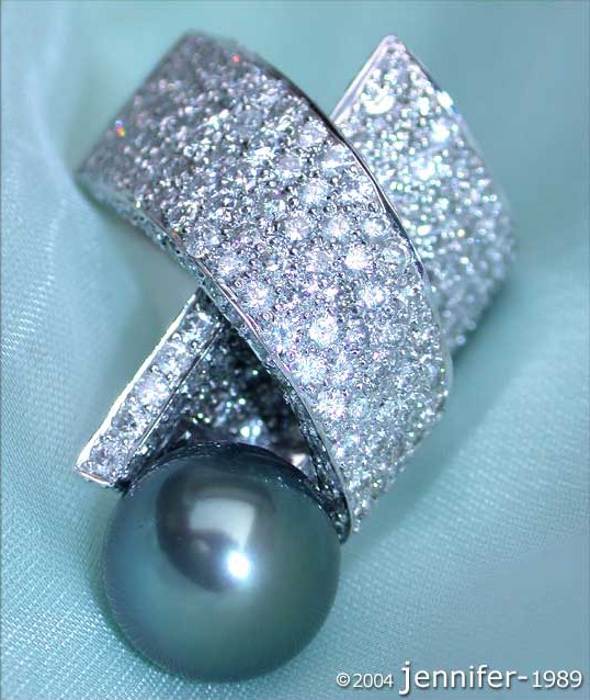 Vollmassiver Tahitiperlenring mit Brillanten in Weißgold, detailreich, elegant gestaltet