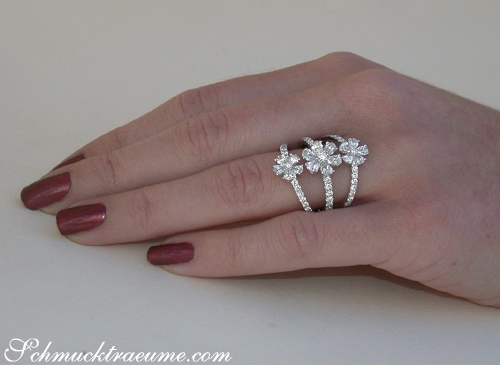 Weißgold-Ring mit Diamanten im Blüten-Design, Detailansicht auf Hand.