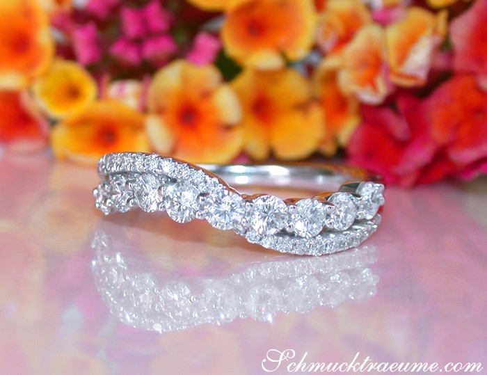 Verziertes Brillantenbandring mit 0.740 Karat Diamanten, Detailaufnahme auf weißem Hintergrund