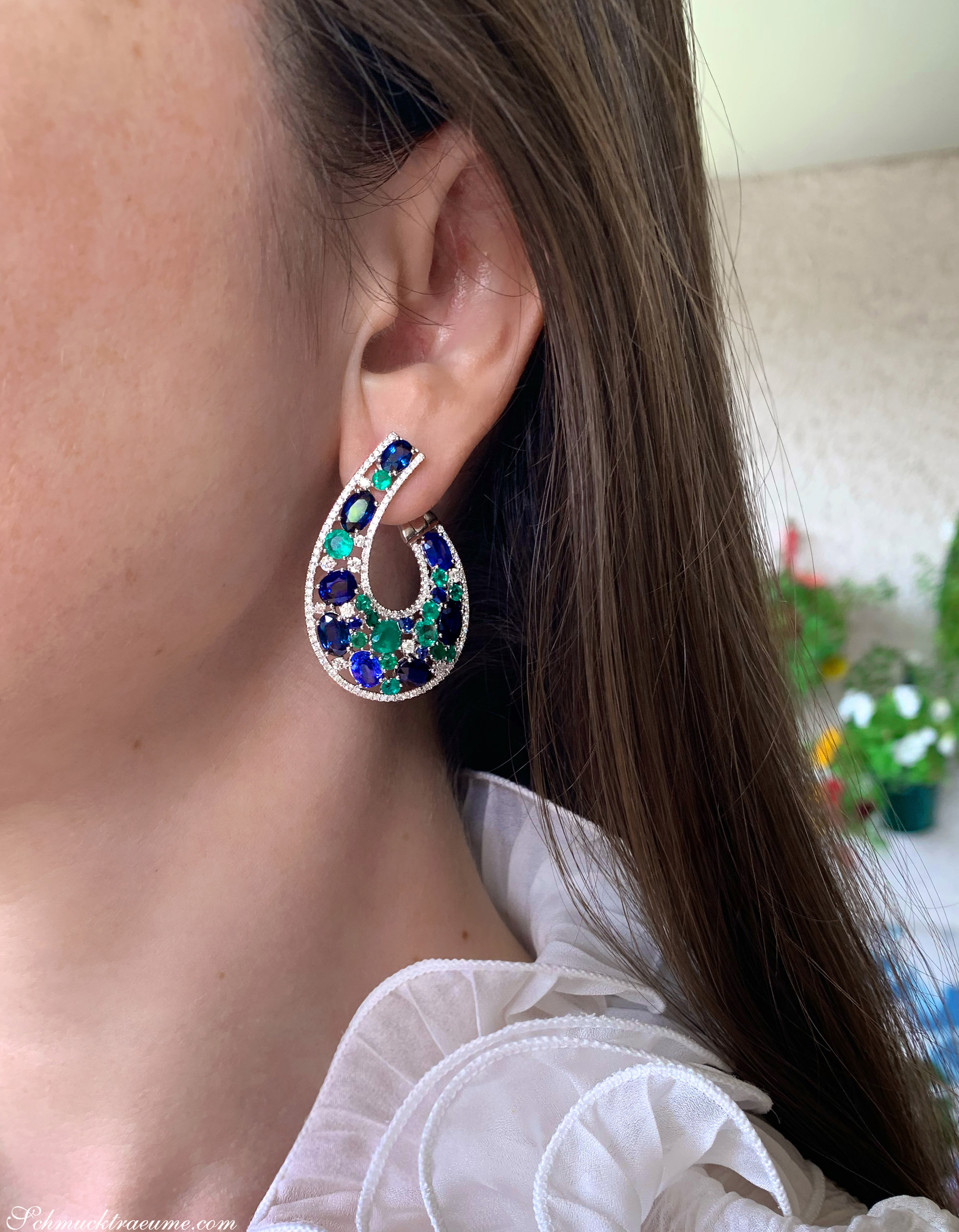 Weißgold-Ohrgehänge mit Saphiren, Smaragden und Brillanten, detailreiches Statement-Design