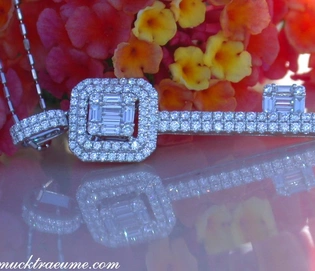 Erstklassiger Brillanten Schlüssel Anhänger mit Baguette Diamanten auf reflektierender Oberfläche