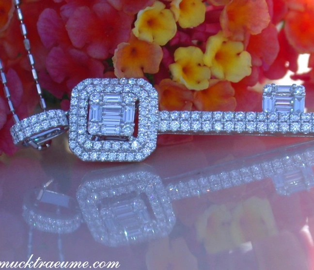 Erstklassiger Brillanten Schlüssel Anhänger mit Baguette Diamanten auf reflektierender Oberfläche Erstklassiger Brillanten Schlüssel Anhänger mit Baguette Diamanten auf reflektierender Oberfläche